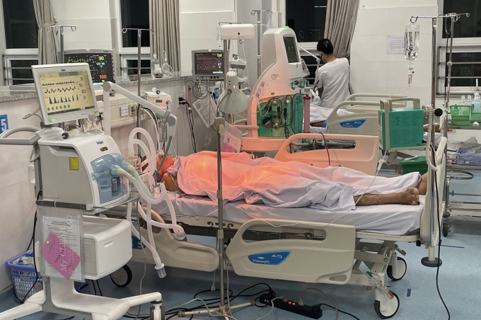 Người đàn ông 43 tuổi khi đưa vào cấp cứu tại Bệnh viện đa khoa Vũng Tàu. Ảnh: Hắc Minh