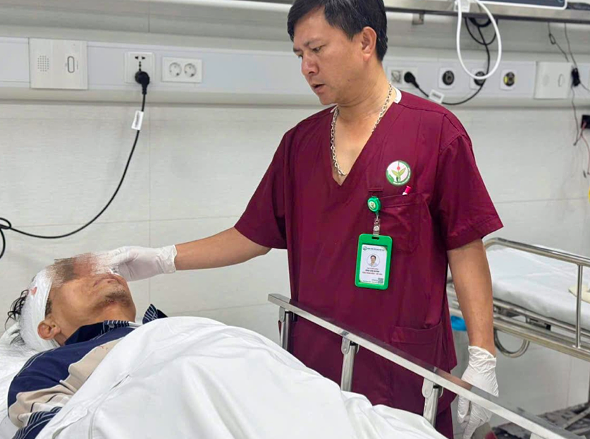 Mổ cứu nạn nhân nguy kịch trong vụ ôtô đâm loạt xe máy ở Hà Nội