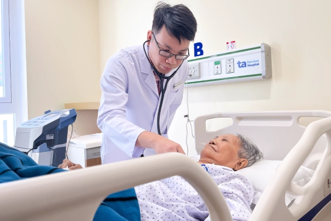 Bác sĩ Long kiểm tra sức khỏe cho bệnh nhân sau mổ một tuần. Ảnh: Hạ Vũ