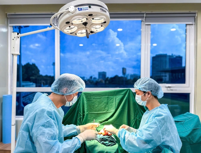 Các bác sĩ loại bỏ u hoạt dịch cho chị Liên. Ảnh: Bệnh viện cung cấp