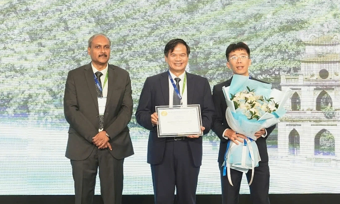PGS Đào Xuân Cơ, Giám đốc Bệnh viện Bạch Mai (giữa) và PGS Mai Duy Tôn, Giám đốc Trung tâm Đột quỵ (phải) nhận chứng nhận và giải thương của Tổ chức Đột quỵ thế giới. Ảnh: Thế Anh