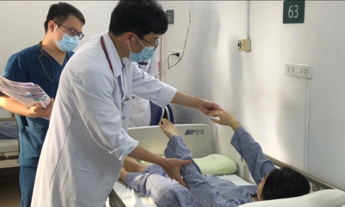 Một bệnh nhân nữ trẻ tuổi điều trị tại Trung tâm Đột quỵ, Bệnh viện Bạch Mai. Ảnh:Đỗ Hằng