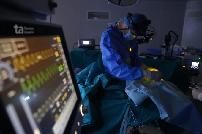 Bác sĩ Hưng thực hiện laser quang đông võng mạc mắt phải cho bé Ngân. Ảnh: Bệnh viện Tâm Anh