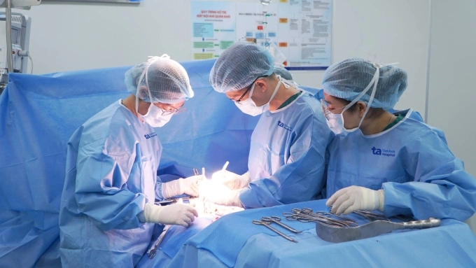 Êkíp bác sĩ mở bụng cắt tử cung chữa ung thư cho bà Minh. Ảnh: Huyền Vũ
