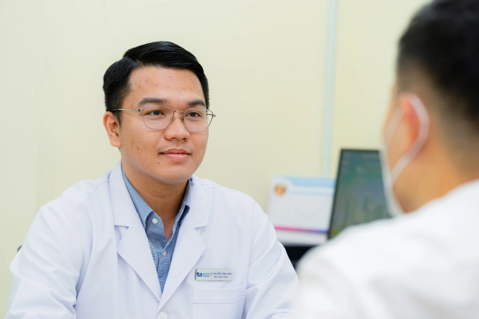 Bác sĩ Danh tư vấn phác đồ điều trị cho nam giới vô sinh hiếm muộn. Ảnh minh họa: Thanh Luận