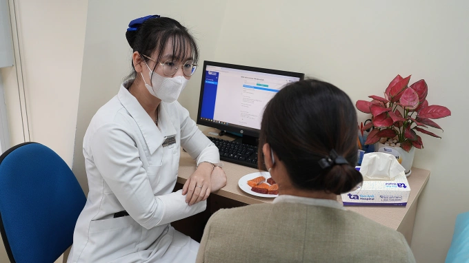 Chuyên viên dinh dưỡng Hồng Vân tư vấn cho người bệnh. Ảnh minh họa: Bệnh viện Đa khoa Tâm Anh