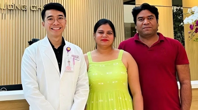 Cặp vợ chồng khi đến điều trị tại Việt Nam. Ảnh: Bệnh viện cung cấp