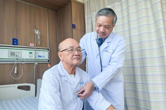Bác sĩ Khang khám cho ông Khuể vào ngày thứ 4 sau mổ. Ảnh: Hạ Vũ
