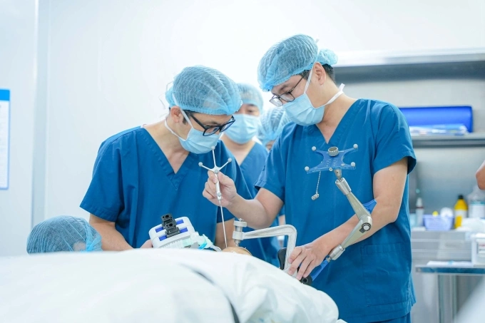 Các bác sĩ phẫu thuật cho bệnh nhi. Ảnh: Bệnh viện cung cấp
