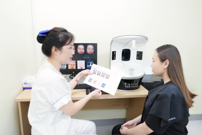 Chuyên viên khoa Da liễu tư vấn cho một phụ nữ. Ảnh: Bệnh viện Đa khoa Tâm Anh