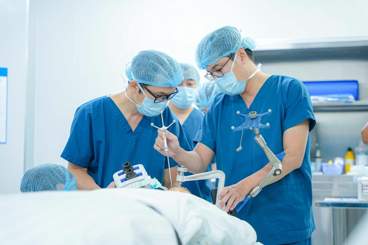 Phẫu thuật chặn hàng chục cơn động kinh mỗi ngày cho bé trai