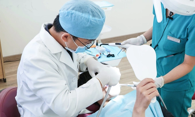 Bác sĩ kiểm tra răng miệng cho một bệnh nhân. Ảnh: Loan Bùi