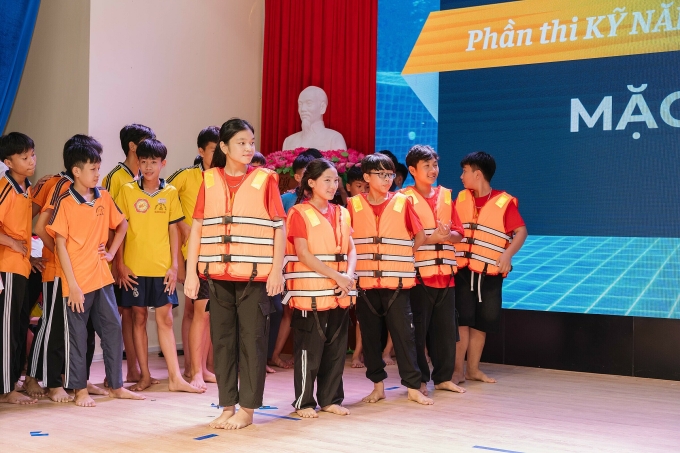 Hơn 100 học sinh Quảng Trị tham gia phong trào học bơi an toàn và kỹ năng an toàn để phòng, chống đuối nước. Ảnh: CTFK
