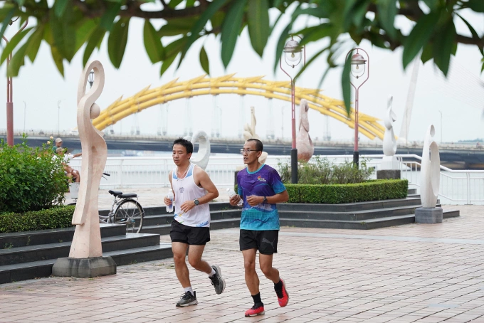 Người dân tập thể dục ven sông Hàn, Đà Nẵng. Ảnh: Nguyễn Đông
