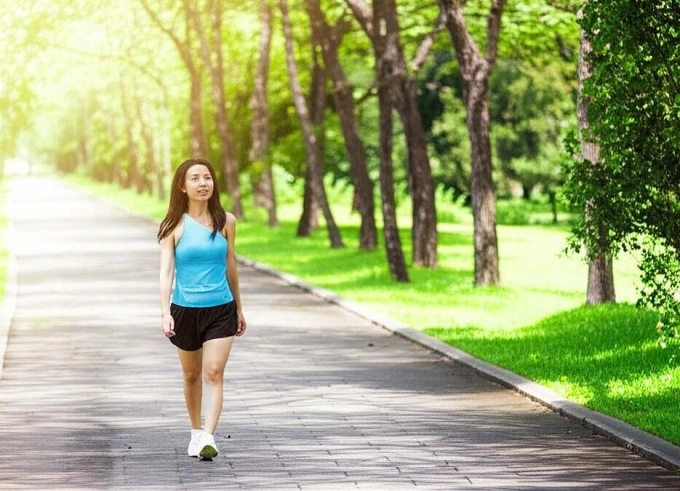 Tiếp xúc với ánh nắng mặt trời vào sáng sớm có thể ngủ ngon hơn. Ảnh được tạo bởi AI