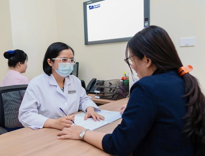Bác sĩ Kim Yến tư vấn cho phụ nữ khám phụ khoa định kỳ. Ảnh: Thanh Thúy