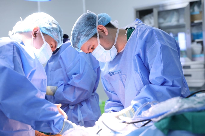 Bác sĩ Khoa thực hiện phẫu thuật thay khớp háng cho người bệnh. Ảnh: Bệnh viện cung cấp