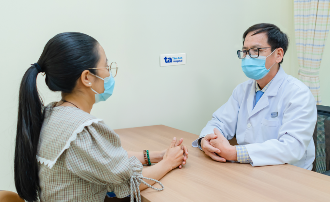 Bác sĩ Vinh tư vấn cho người bệnh. Ảnh: Bệnh viện Đa khoa Tâm Anh