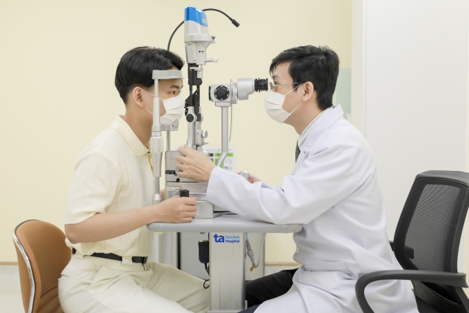 Bác sĩ kiểm tra mắt để phát hiện bất thường khúc xạ. Ảnh minh họa: BVĐK Tâm Anh TP HCM