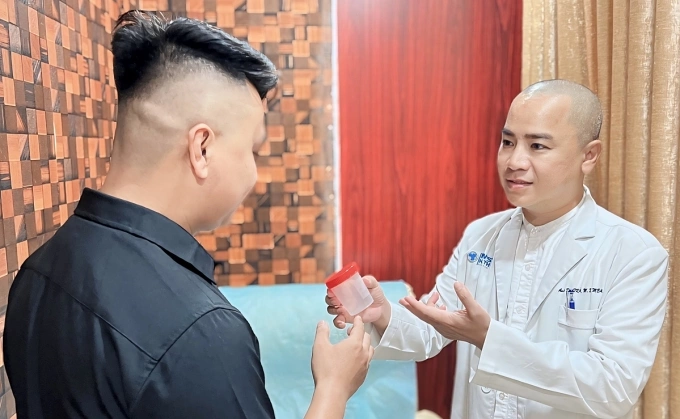 Bác sĩ Duy hướng dẫn bệnh nhân lấy mẫu tinh dịch đồ. Ảnh: Lâm Anh