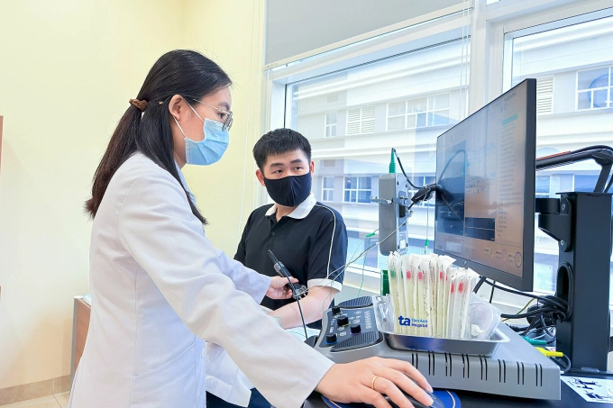 Bác sĩ Thu Hằng đang đo điện cơ, đánh giá chức năng dẫn truyền thần kinh - cơ, chẩn đoán viêm đa dây thần kinh. Ảnh: Bệnh viện Đa khoa Tâm Anh