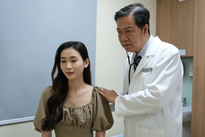 Bác sĩ Quang Minh đang nghe phổi kiểm tra tình trạng sức khỏe người bệnh. Ảnh minh họa: Bệnh viện Đa khoa Tâm Anh