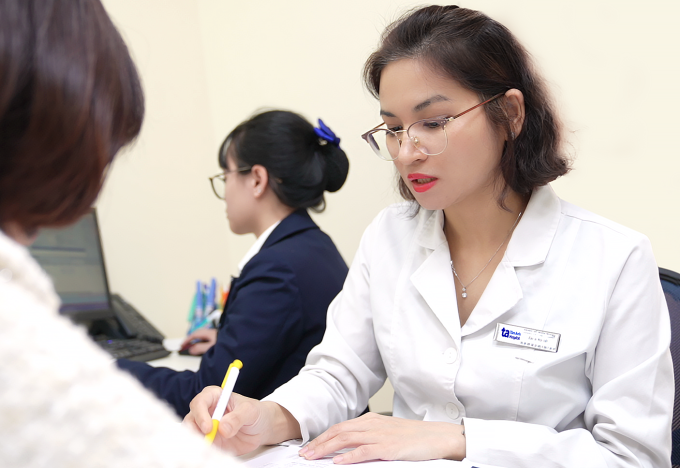 Bác sĩ Thanh kiểm tra sức khỏe cho người bệnh thừa cân. Ảnh minh họa: Bệnh viện Đa khoa Tâm Anh
