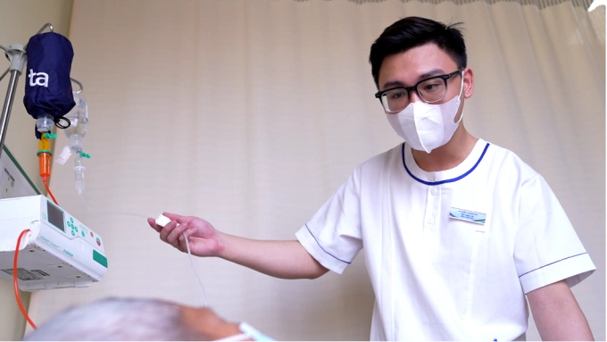Điều dưỡng chăm sóc cho một người bệnh ung thư. Ảnh: Bệnh viện Đa khoa Tâm Anh