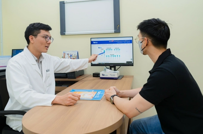 Bác sĩ Vinh tư vấn phác đồ điều trị cho nam giới vô sinh hiếm muộn. Ảnh minh họa: Thanh Luận