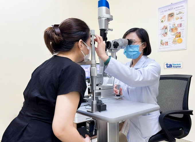 Bác sĩ Thúy kiểm tra mắt bằng sinh hiển vi cho chị Châu. Ảnh: Bệnh viện Đa khoa Tâm Anh