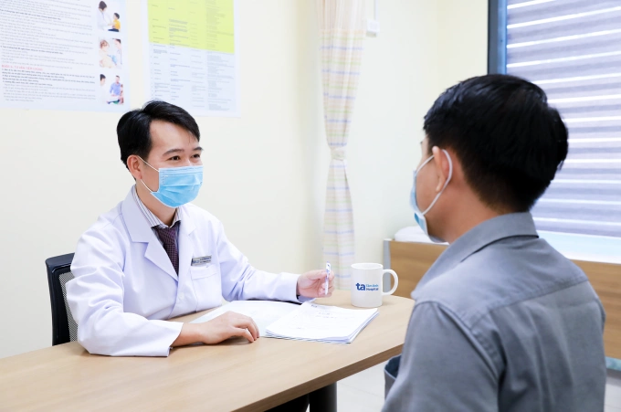 ThS.BS CKII Phạm Thanh Trúc tư vấn cho người bệnh đến khám tại Khoa Tiết niệu. Ảnh minh họa: Bệnh viện Đa khoa Tâm Anh
