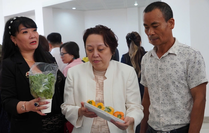 Giám đốc Sở An toàn thực phẩm TP HCM Phạm Khánh Phong Lan tham quan gian hàng trưng bày thực phẩm sạch tại hội nghị Sơ kết công tác phối hợp quản lý và kết nối tiêu thụ nông sản, thực phẩm an toàn giữa TP HCM với Lâm Đồng, ngày 26/7. Ảnh: Lê Phương