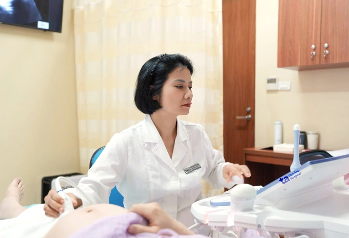 Bác sĩ Xuân siêu âm cho một thai phụ. Ảnh minh họa: Bệnh viện Đa khoa Tâm Anh