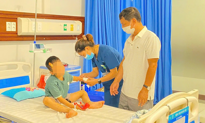 Hai bé đang tiếp tục được điều trị tại bệnh viện. Ảnh: Bệnh viện cung cấp