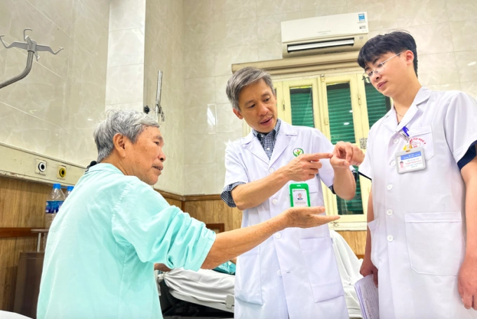 Bệnh nhân Ngụy Đình Quảng được các bác sĩ chia sẻ tình trạng bệnh sau ca phẫu thuật. Ảnh: Bệnh viện cung cấp