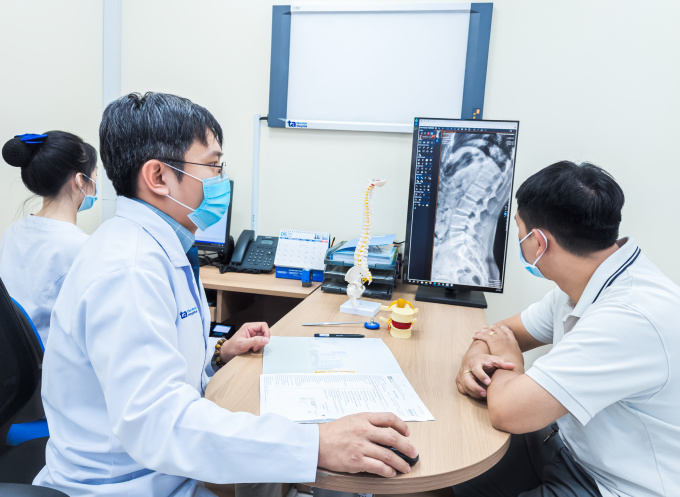 Bác sĩ Quỳnh giải thích kết quả chụp X-quang cột sống thắt lưng cho người bệnh. Ảnh minh họa: Bệnh viện cung cấp