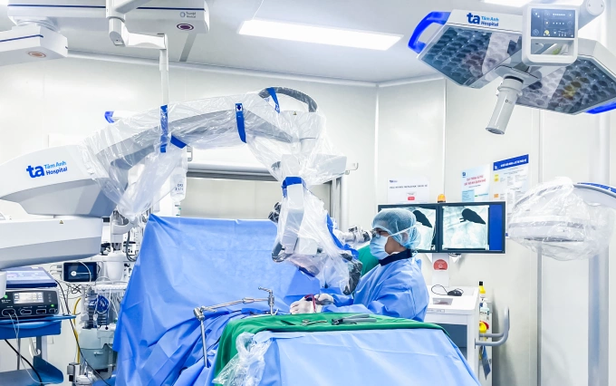 Bác sĩ Quỳnh trong một ca phẫu thuật điều trị bệnh lý cột sống. Ảnh: Bệnh viện cung cấp