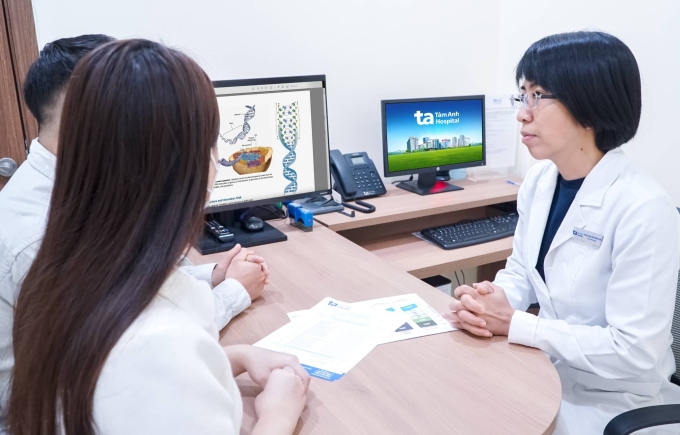 Bác sĩ Thảo tư vấn di truyền cho một cặp vợ chồng. Ảnh minh họa: Phòng khám Đa khoa Tâm Anh Quận 7
