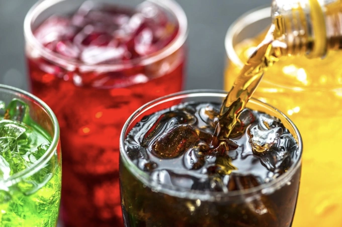 Nước ngọt có ga, đặc biệt là cola sẫm màu, cũng gây hại cho thận. Ảnh: encyclopedia