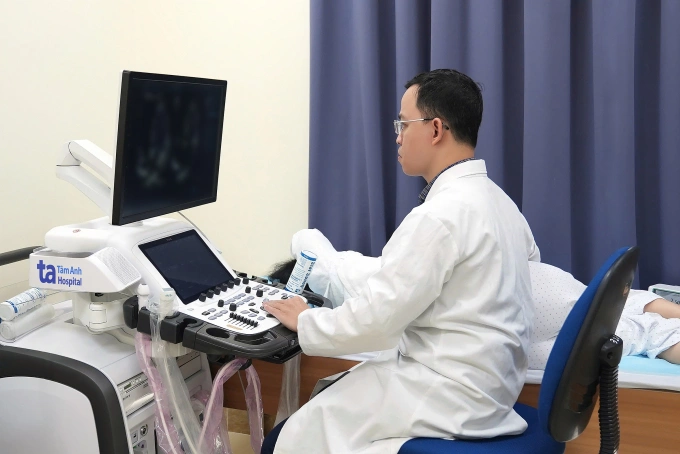 Bác sĩ Long siêu âm tim cho người bệnh. Ảnh minh họa: Bệnh viện Đa khoa Tâm Anh