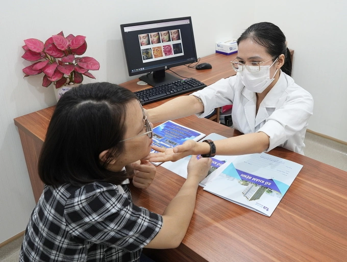 Bác sĩ khoa Da liễu khám cho một phụ nữ. Ảnh minh họa: Bệnh viện Đa khoa Tâm Anh