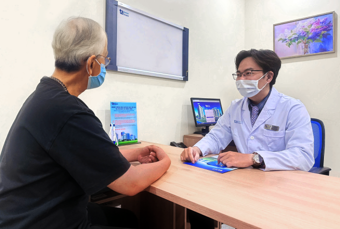 Bác sĩ Lê Khoa tư vấn cho người bệnh. Ảnh: Bệnh viện Đa khoa Tâm Anh