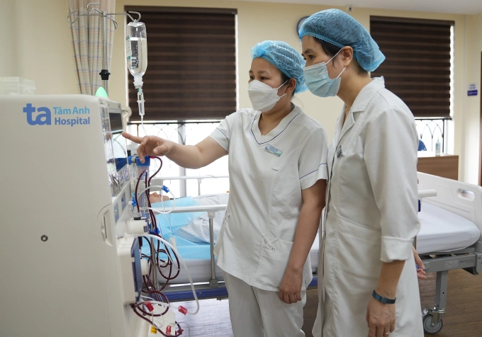 Bác sĩ Hiền và điều dưỡng kiểm tra thiết bị lọc máu cho người bệnh. Ảnh minh họa: Bệnh viện Đa khoa Tâm Anh