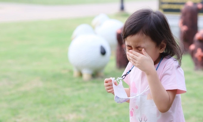 Mọi người đều có thể bị ho gà, song trẻ em có nguy cơ mắc bệnh cao hơn. Ảnh minh họa: Vecteezy