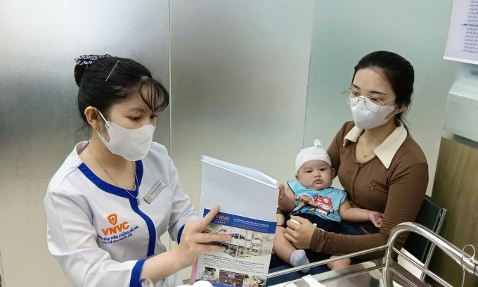 Trẻ em được đưa đi tiêm ngừa tại Hệ thống Tiêm chủng VNVC. Ảnh: Hoàng Dương