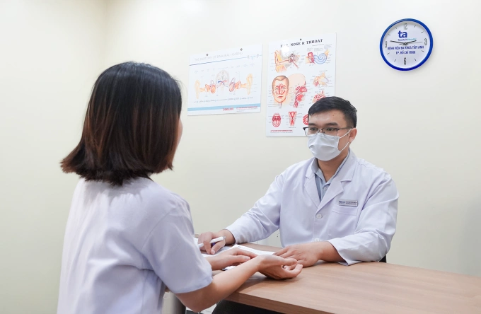 Bác sĩ Trí tư vấn cho chị Mận. Ảnh: Phòng khám Đa khoa Tâm Anh Quận 7