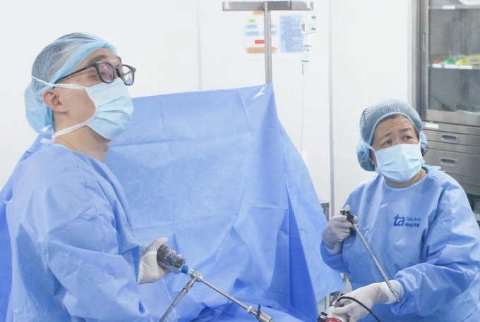BS Đức Hùng (phải) và BS Mỹ Nhi (trái) phẫu thuật cho người bệnh. Ảnh: Tuệ Diễm