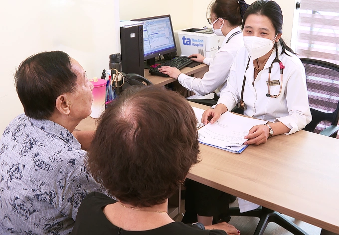 Bác sĩ Thơm kiểm tra sức khỏe cho người bệnh đến tái khám. Ảnh: Bệnh viện Đa khoa Tâm Anh