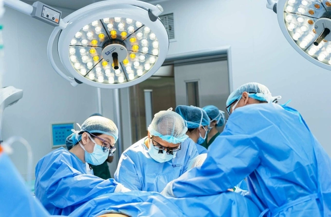 Êkíp phẫu thuật cho bệnh nhi. Ảnh: Bệnh viện Đa khoa Tâm Anh