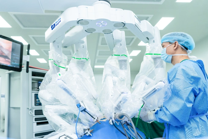 ThS.BS Nguyễn Tân Cương phẫu thuật tiết niệu bằng Robot Da Vinci Xi. Ảnh: Bệnh viện cung cấp
